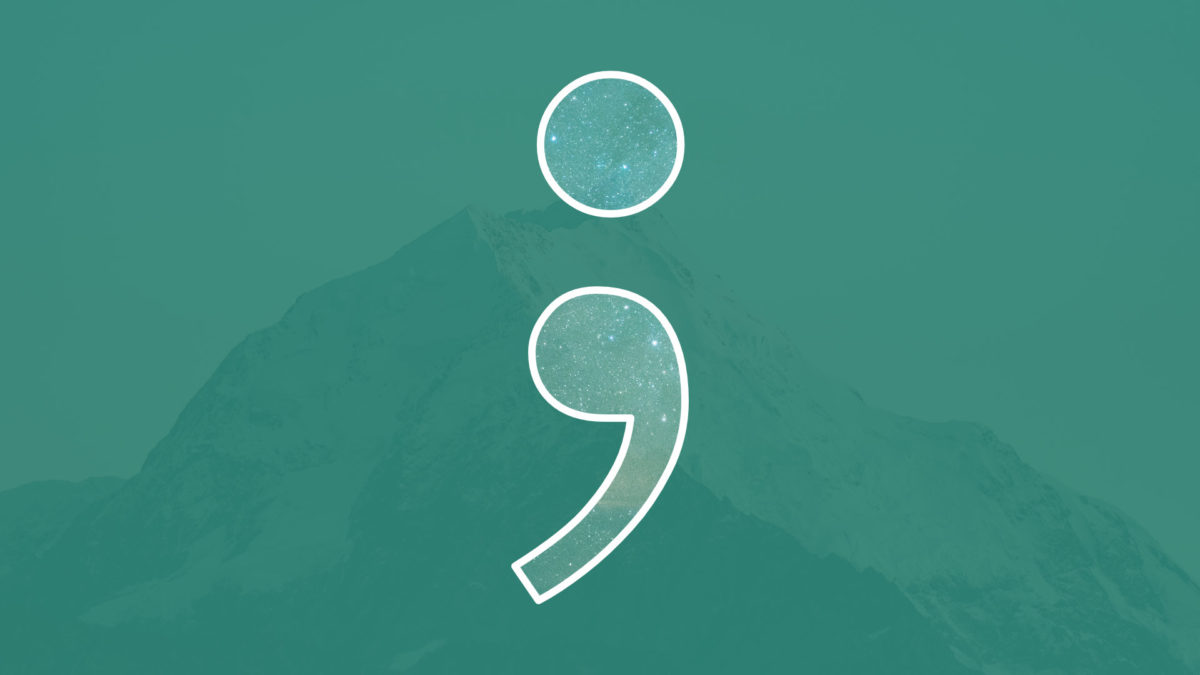 Semikolon Logo vor einem Berggipfel