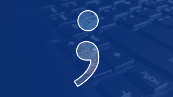 Semikolon-Logo mit einer Tastatur im Hintergrund