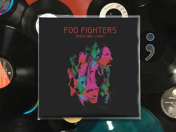 Schallplattenhülle Wasting Light von den Foo Fighters liegt auf losen Schallplatten